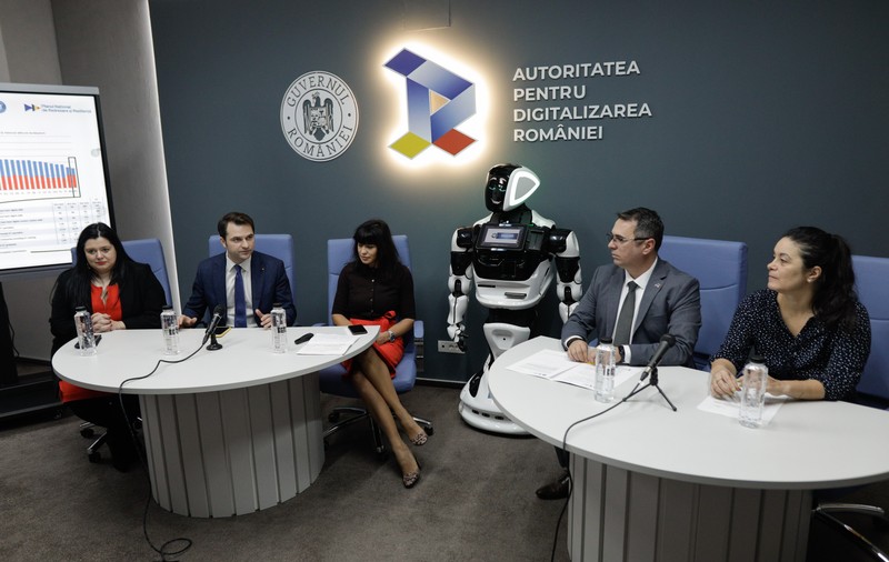ROMÂNIA BUGETARĂ. Instituția care trebuie să digitalizeze țara plătește mai bine șoferul decât inginerul de sistem. Care sunt salariile celor doi
