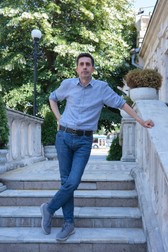 Scriitorul și jurnalistul moldovean Iulian Ciocan, în fața Teatrului Luceafărul, din Chișinău