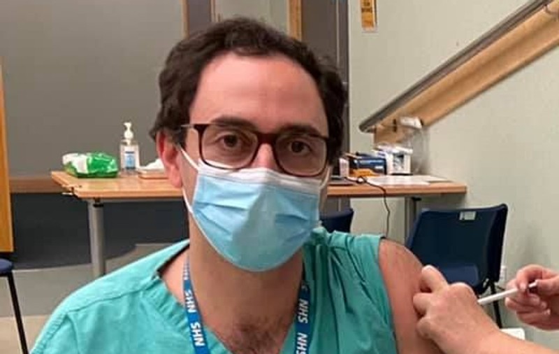 Chirurg român în prima linie din Scoția, care s-a vaccinat anti-COVID: „Este singura noastră scăpare”