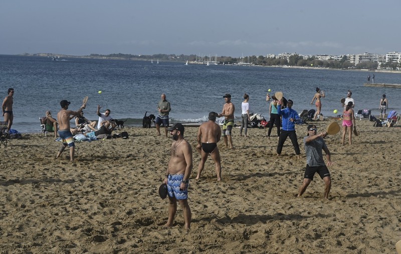 Val de căldură în Grecia în mijlocul iernii. Oamenii au ieșit la plajă, ignorând restricțiile impuse de autorități