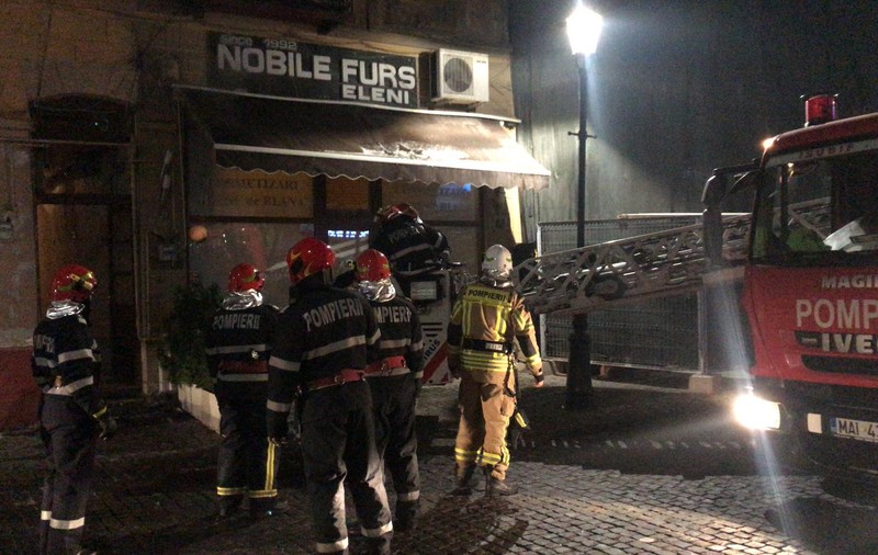 Podeaua unei clădiri vechi din București s-a prăbușit. Imagini de la intervenția pompierilor