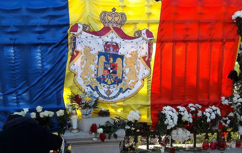 VIDEO/A murit Regele, trăiască tânăra generație de regaliști! Cum s-au pregătit tinerii pentru funeraliile regale