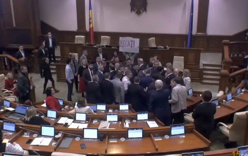 Îmbrânceli în Parlamentul Republicii Moldova, când se discuta proiectul de lege privind „limba română” în legislația moldovenească - VIDEO
