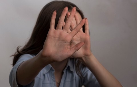Legea femicidului, intrată în vigoare în aprilie 2026, rămâne neaplicabilă în totalitate din cauza lipsei metodologiei necesare. 