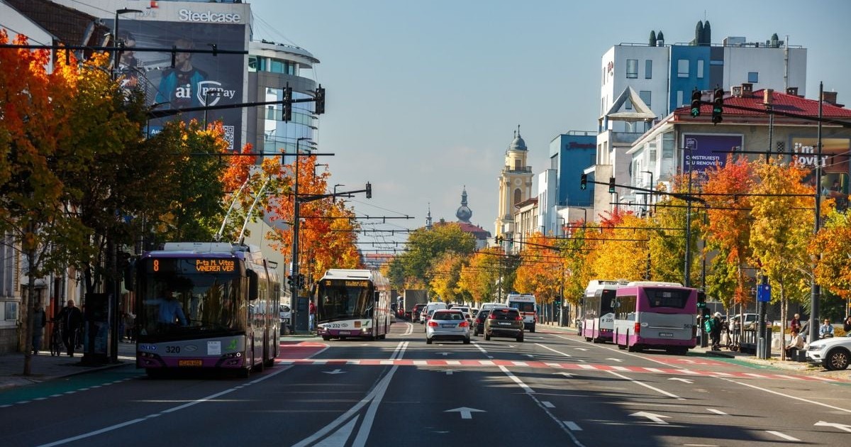 Mai multe mașini și mijloce de transport în comun circulă pe un bulevard din centrul orașului Cluj-Napoca, ianuarie 2026