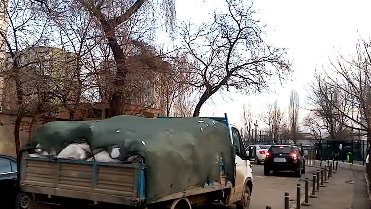 Primarul sectorului 6 anunță că a fost confiscată prima mașină care aruncă deșeuri la întâmplare (foto Facebook)