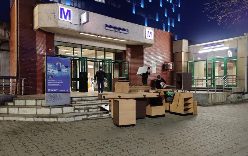 A doua zi de evacuare la metrou. Patronii magazinelor de la Pipera și-au strâns singuri marfa
