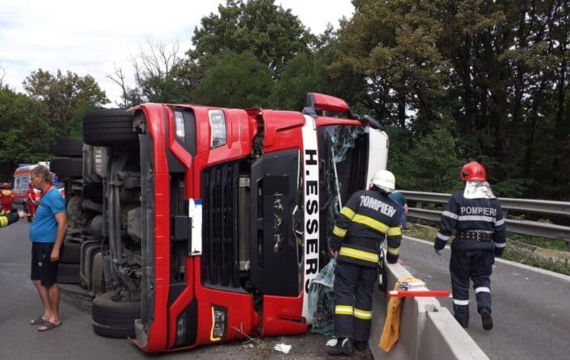 TIR încărcat cu panouri solare, răsturnat pe Dealul Negru. Intervenția pompierilor din Vâlcea