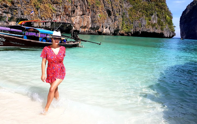 Ela Crăciun a petrecut ziua de naștere în Thailanda. Petrecere surpriză pe plaja cu nisip fin
