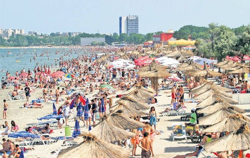 EXTRAVAGANȚELE unor BEIZADELE pe vreme de CRIZĂ! Vezi ce sumă-record au cheltuit ÎNTR-O zi pe PLAJĂ, în MAMAIA!