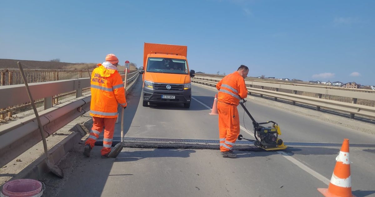 Doi muncitori lucrează la repararea unui viaduct de pe Centura Iași, martie 2026
