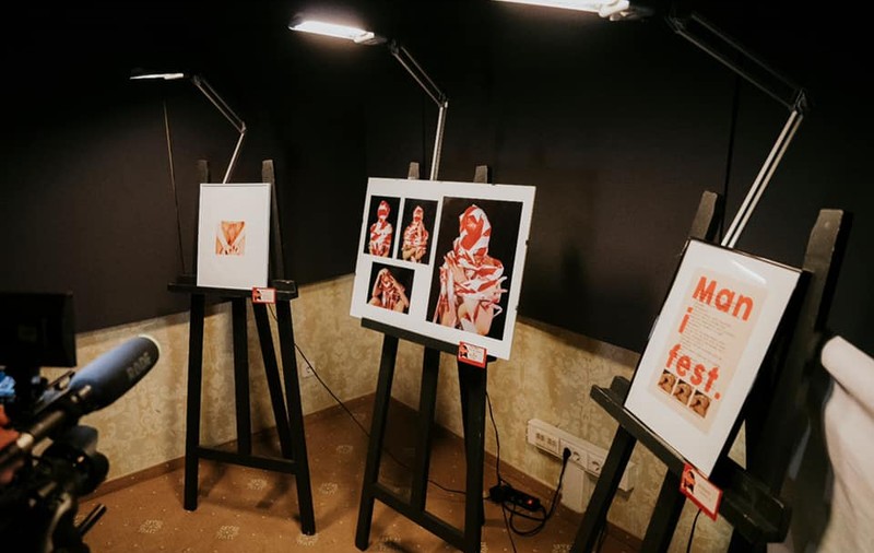 Expoziție despre identitate de gen și feminism, în București, organizată de adolescenți. Banii strânși vor fi donați unei asociații anti-SIDA