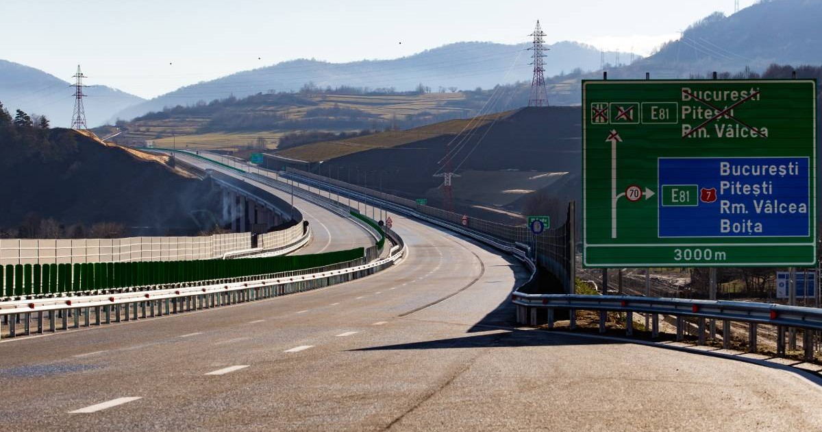 fotografie cu parte din autostrada a1 bucuresti pitesti, in partea dreapta este un panou care arata directia de mers pentru bucuresti