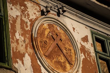 Simbolul mineritului: două ciocane (FOTO: Casa Petri Rosia Montana / Facebook)