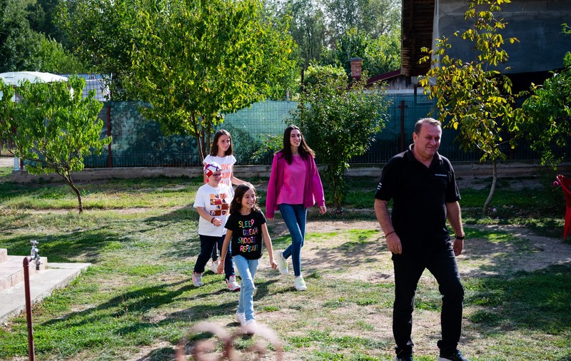 Povestea emoționantă a familiei Anghel de la „Visuri la cheie”. Un tată își crește singur cele patru fete: „Toată viața mi-o dedic lor”