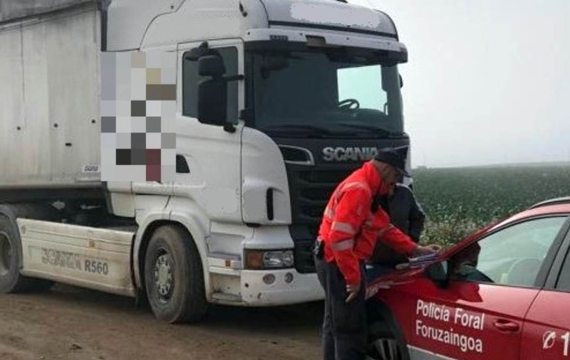 Un șofer român de TIR plecat în cursă în Spania și căutat de câteva zile de patron a fost găsit mort în cabină