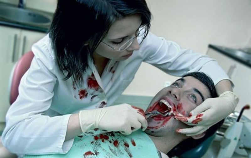 Femeie desfigurată, după ce a dat o avere la dentist