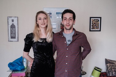 Andreea Paștinaru și Cristian Rădulescu se pregătesc să iasă în oraș. Derby, UK, septembrie 2021
