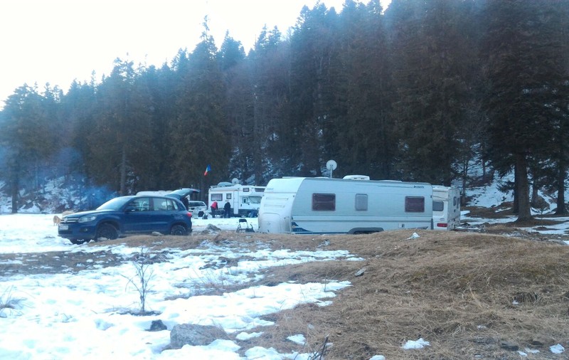 REPORTAJ/ Camping pe Valea Cerbului, în plină iarnă. Împătimiții muntelui nu se lasă descurajați nici de frig, nici de gunoaie/VIDEO