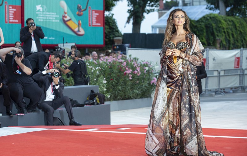 Mădălina Ghenea, apariție spectaculoasă pe covorul roșu, la premiera filmului "Joker" la Festivalul de la Veneția