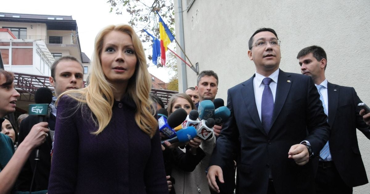 Victor Ponta și soția sa, Daciana Sârbu, părăsesc secția de votare din București, la alegerile prezidențiale din pe 16 noiembrie 2014