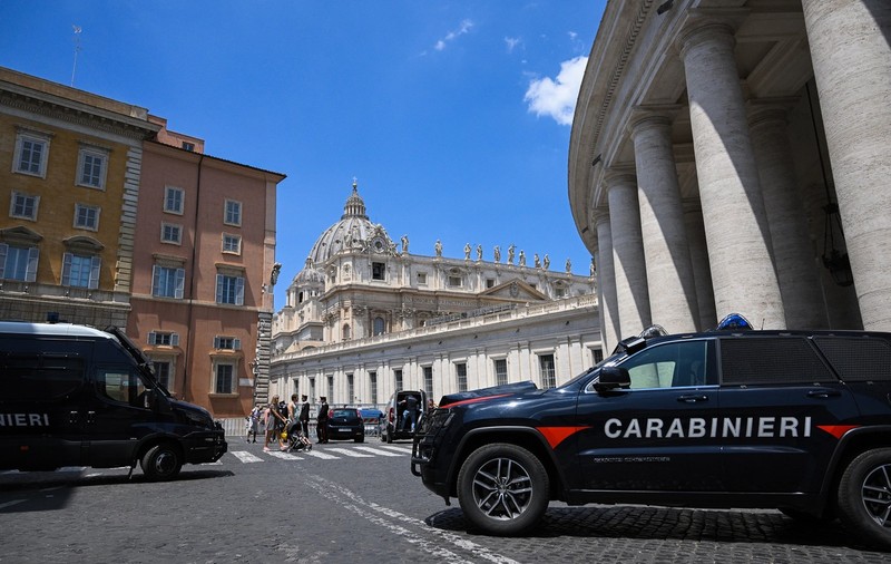 O mașină a încercat să spargă barajul poliției de la intrarea în Vatican. Șoferul, urmărit și oprit cu focuri de armă