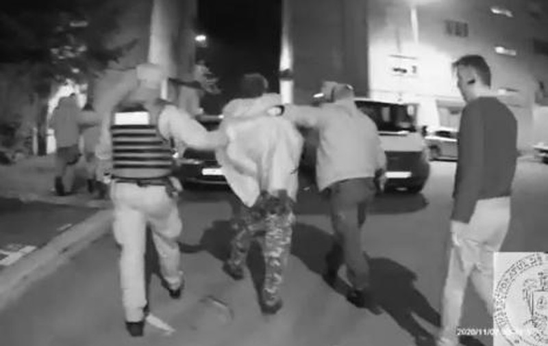 VIDEO  | Incident violent în Oradea. Nemulţumit că taximetristul nu îi cere bani pentru cursă, un pasager a devenit agresiv