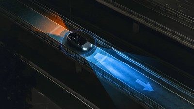 masina electrica cu faruri albastre pe sosea