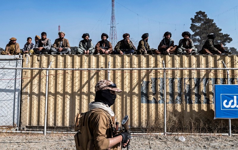 Rudele unor victime au executat doi bărbați pe un stadion din Afganistan, în prezența a mii de oameni