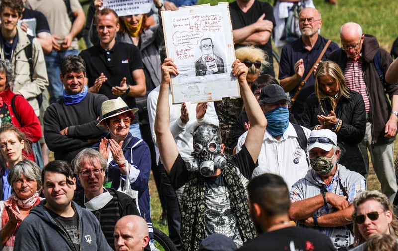Mii de oameni care nu cred în COVID-19 protestează la Berlin, în timp ce Germania a înregistrat vineri cele mai multe cazuri noi din ultimele trei luni