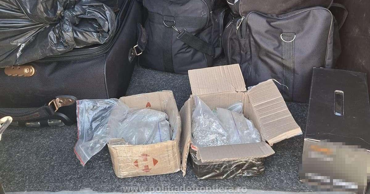 În probagajul deschis al unei mașini sunt mai multe genți șicutii cu bucăți de argint, 24 aprilie 2026