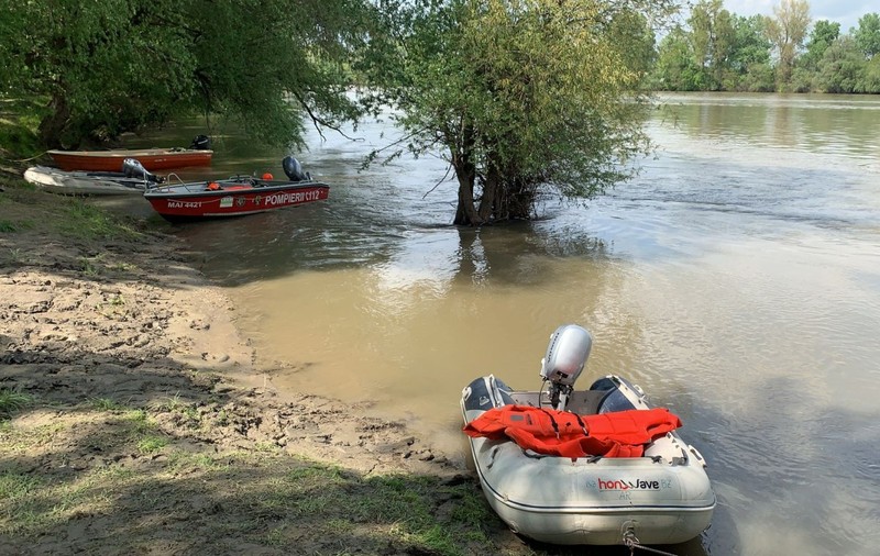 Unul dintre cei doi copii dispăruți în râul Mureș, în cazul bărcii răsturnate la Periam, a fost găsit mort în Ungaria