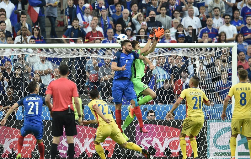 Euro 2016. Imaginile arată că Tătărușanu a fost faultat în săritură de Giroud la primul gol al Franței / GALERIE FOTO și VIDEO