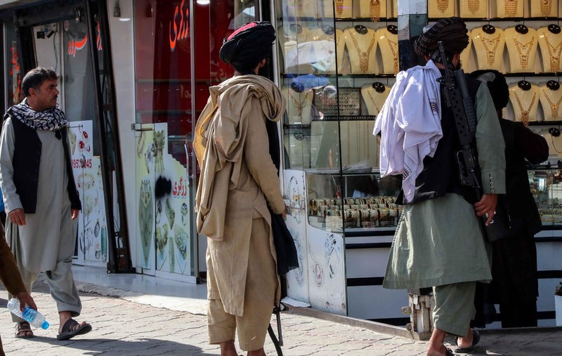 Viața în Afganistan, la o lună de când conduc talibanii. Transportatorii se bucură că nu mai dau șpăgi, femeile trăiesc cu frica