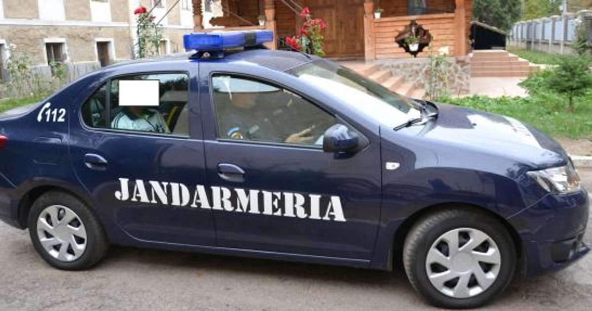 Sfaturile jandarmilor pentru credincioși. Mașină de Jandarmerie, marca Dacia Logan
