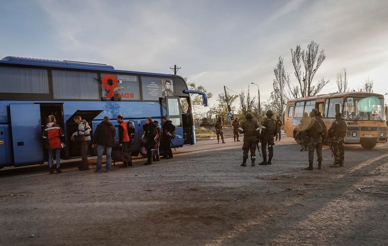 Război în Ucraina, ziua 73 | Femeile, copiii și vârstnicii au fost evacuați din uzina Azovstal. Atacurile ruse continuă la Odesa, Harkov și Sumî