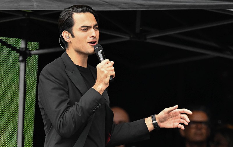 Matteo Bocelli, artistul pornit pe urmele tatălui ilustru: „Nu pot sta mai mult de cinci minute fără să cânt” | Interviu