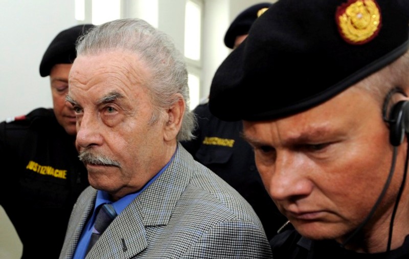 Putea să scape din 'pivniţa groazei', dar i-a fost frică de scări