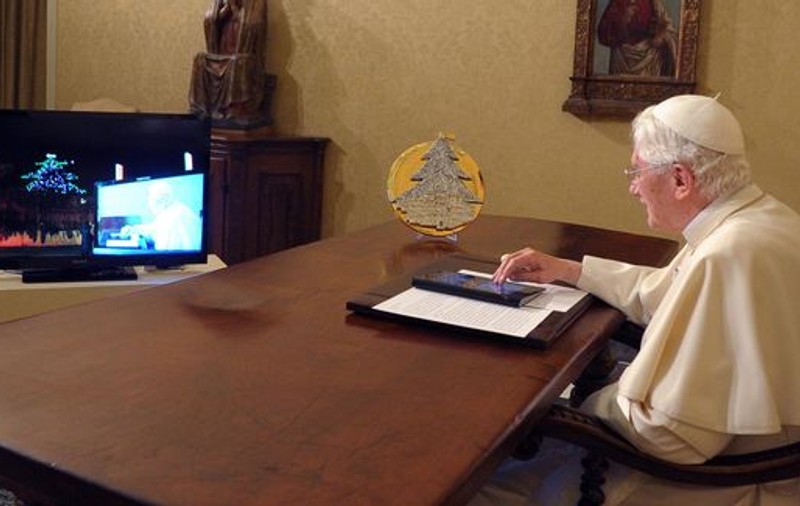 Papa, prieten cu Internetul. A aprins cel mai mare brad de Crăciun din lume cu ajutorul unei tablete | VIDEO