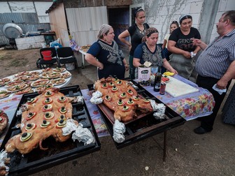 Purceii înainte de a fi serviți invitaților la botez. Corcova, Mehedinți, august 2023