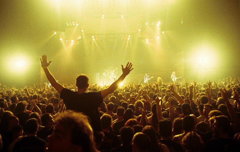 Polițiștii clujeni în alertă după ce la un concert au apărut imagini cu Hitler și ISIS