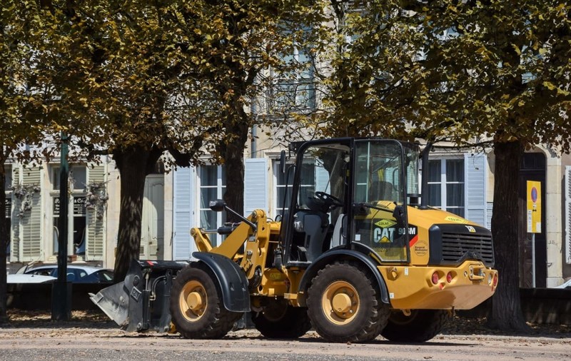 Avantajele utilizării mini încărcătoarelor frontale în proiectele urbane