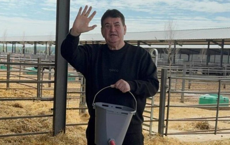 Gabriel Oprea a investit 5.000.000 de euro într-o fermă de vaci Angus și s-a fotografiat când dădea lapte unui vițel