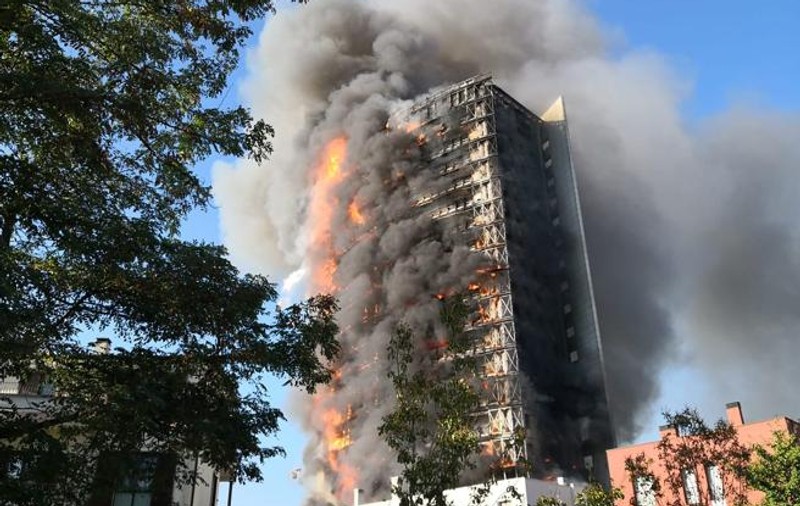Incendiu de proporții la un zgârie-nori din Milano. Clădirea, învăluită într-un fum negru