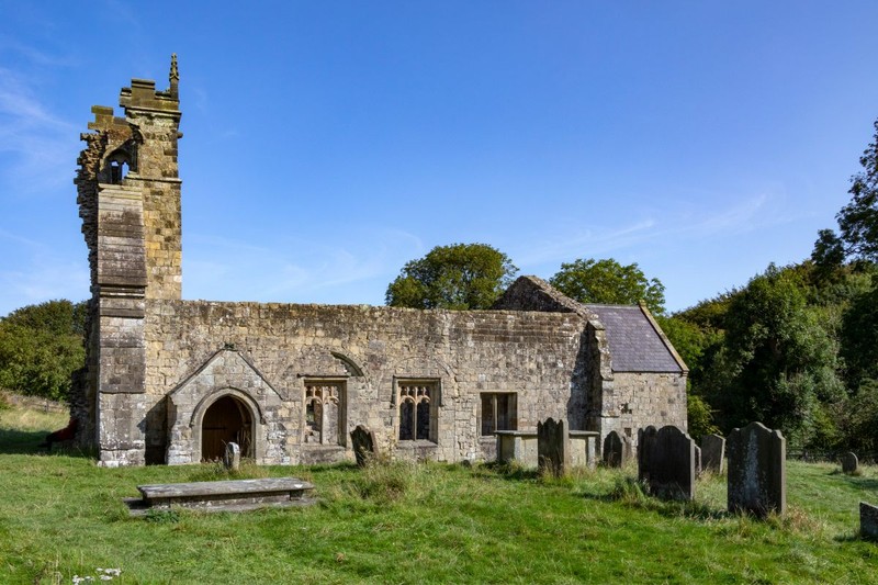 Ruinele bisericii medievale St Martins din Wharram Percy. | Foto: 123rf.com