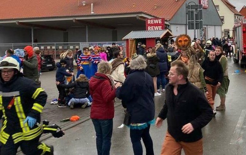 O mașină a intrat în mulțime, la un carnaval din Germania. Martorii spun că șoferul a accelerat intenționat