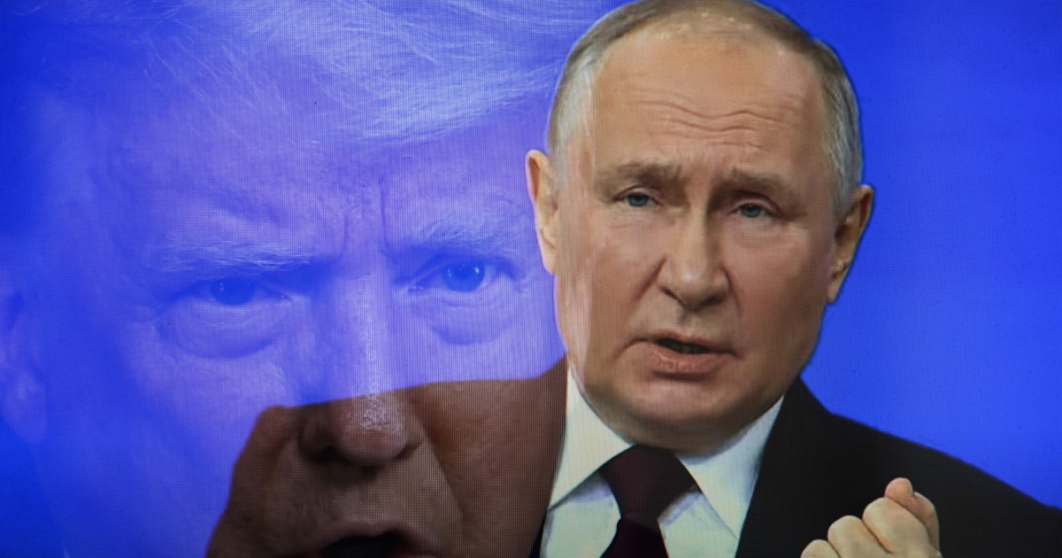 Vladimir Putin apare în prim-plan stângând din pumnul stâng, iar imaginea lui Donald Trump este în plan secund