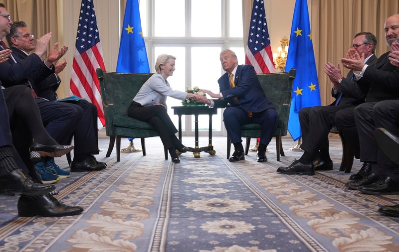 Donald Trump își face jocul și în fața UE obținând taxe de 15% pentru produsele exportate. Bruxellesul trebuie să facă și investiții de sute de miliarde