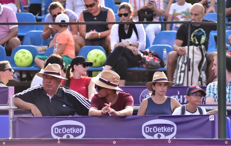 Evantaie şi pălării pentru spectatorii BRD Bucharest Open