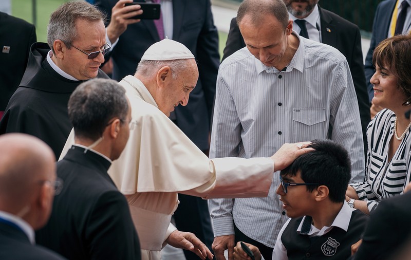 VIDEO | Tânăr în scaun cu rotile, binecuvântat de Papa Francisc la aeroport: „Este un moment de care nu știu dacă voi mai avea parte vreodată”